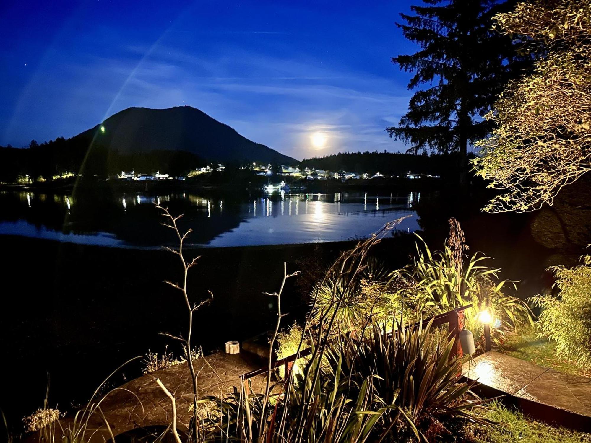 Holiday home Private Oceanfront And Hot Tub! - Gww