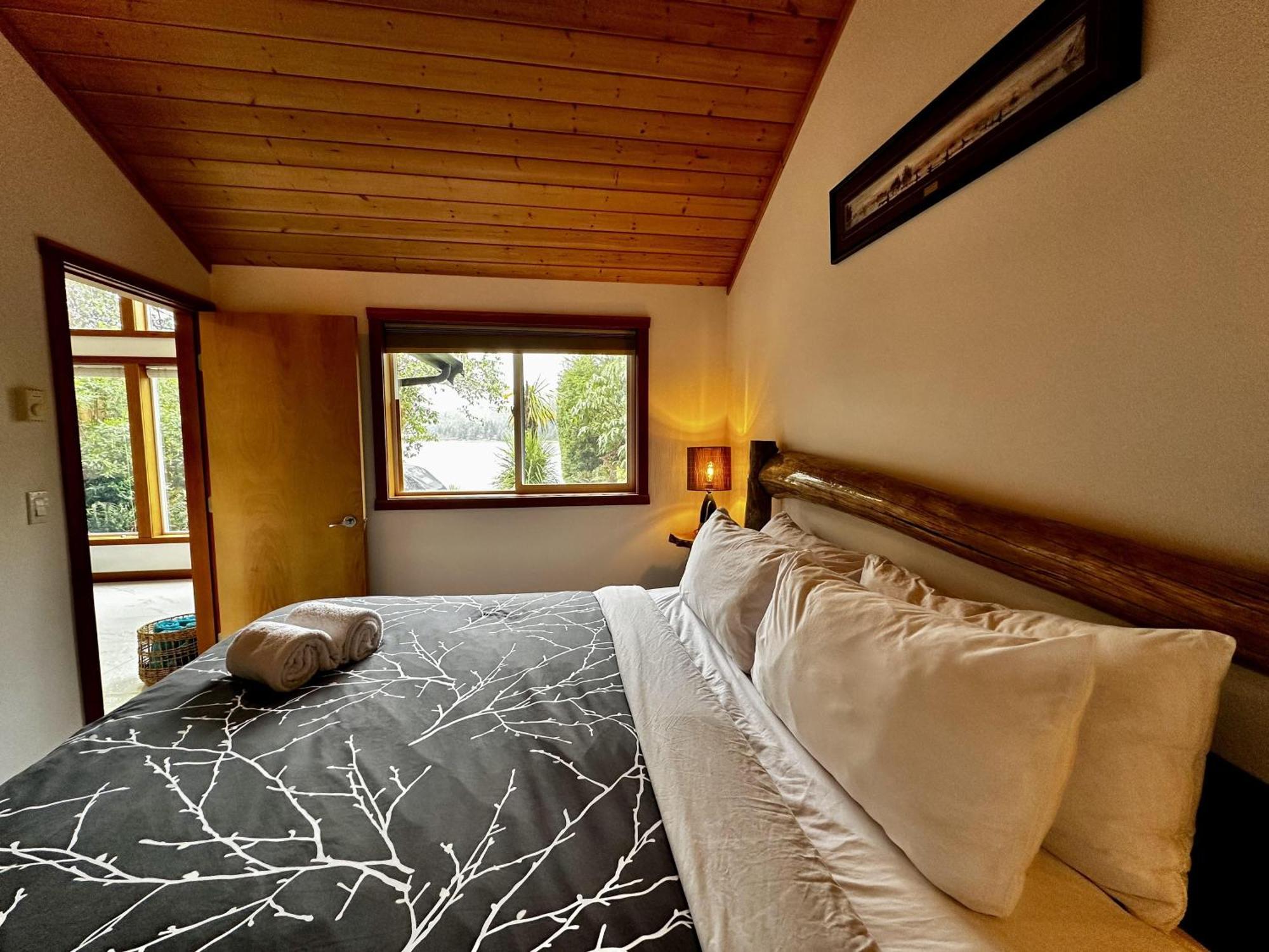 Private Oceanfront And Hot Tub! - Gww