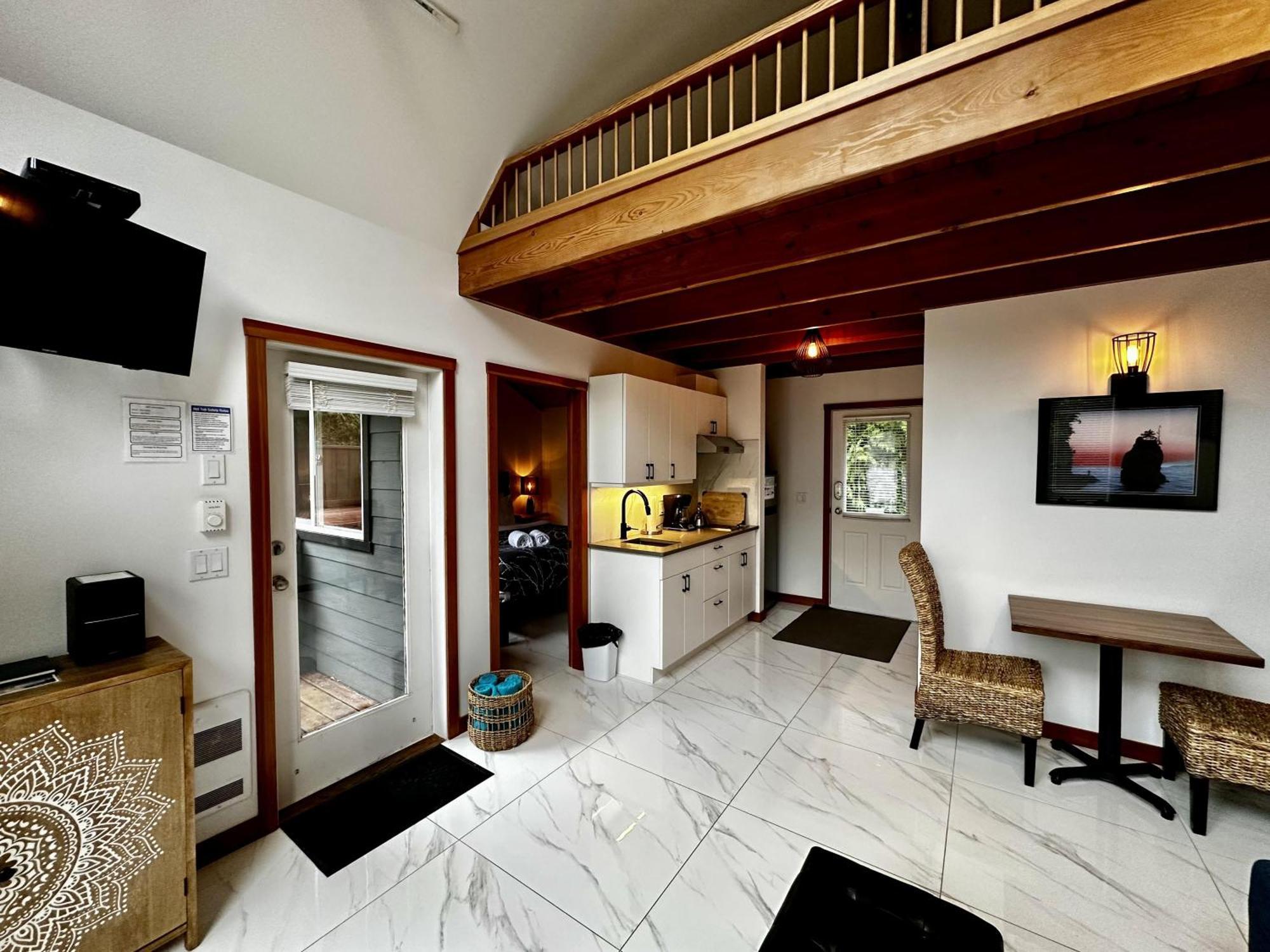 Holiday home Private Oceanfront And Hot Tub! - Gww *